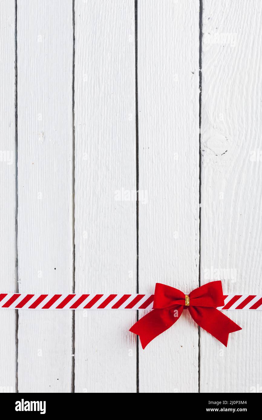 Rote Geschenkschleife mit Bändchentisch. Hohe Qualität und Auflösung schönes Fotokonzept Stockfoto