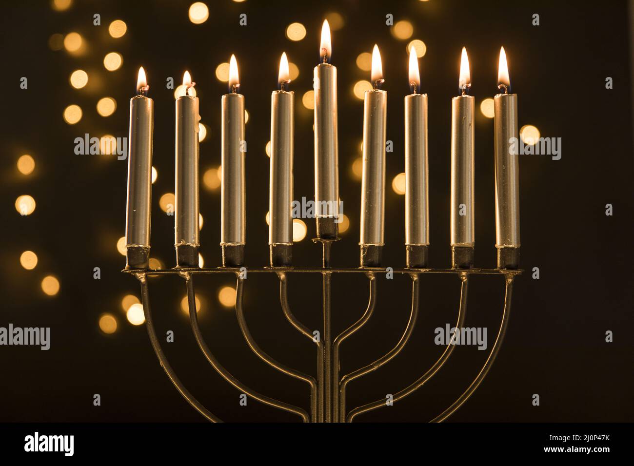 Menorah mit Kerzen in der Nähe von abstrakten Girlande Lichter. Hohe Qualität und Auflösung schönes Fotokonzept Stockfoto