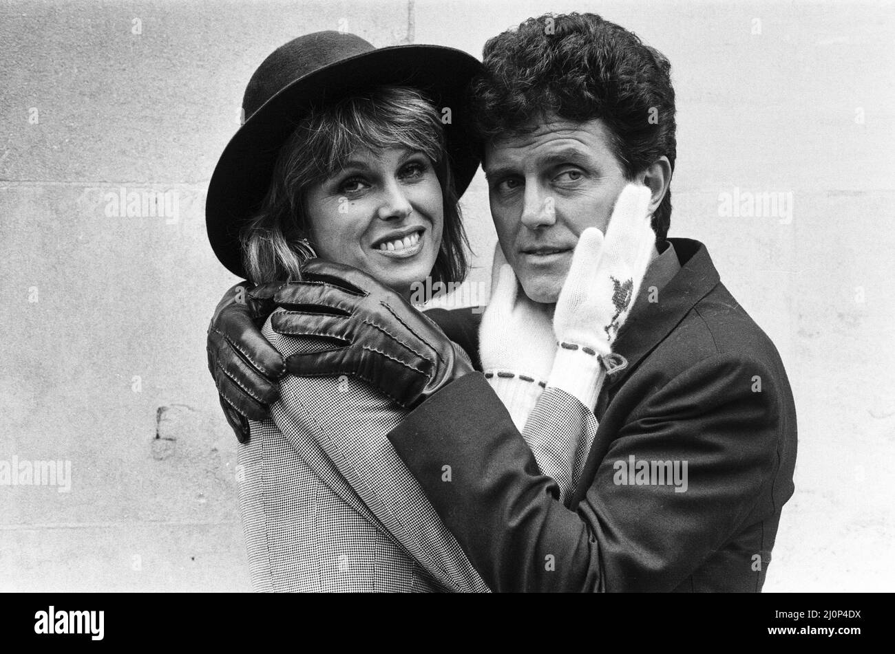 Joanna Lumley und Alvin Stardust sind die besten Handschuhträger Großbritanniens. Sie sind bei den Glove Personality of the Year Awards 1983 zu sehen. 25.. Oktober 1983. Stockfoto