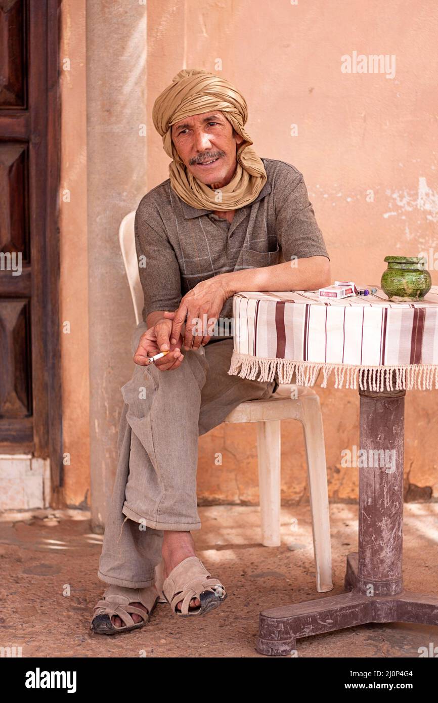 Beduinen Männer entspannen und rauchen in einem Café in einer Stadt mhamid in marokko Stockfoto