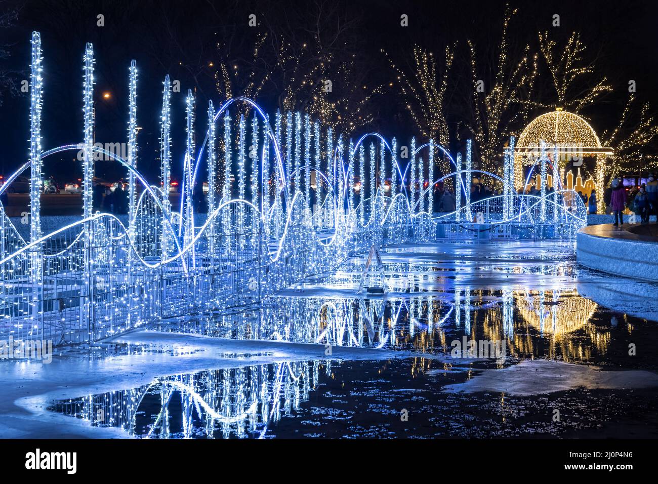 Warschau, Polen, Multimedia Fountain Park beleuchtet in der Nacht, Weihnachtszeit. Stockfoto