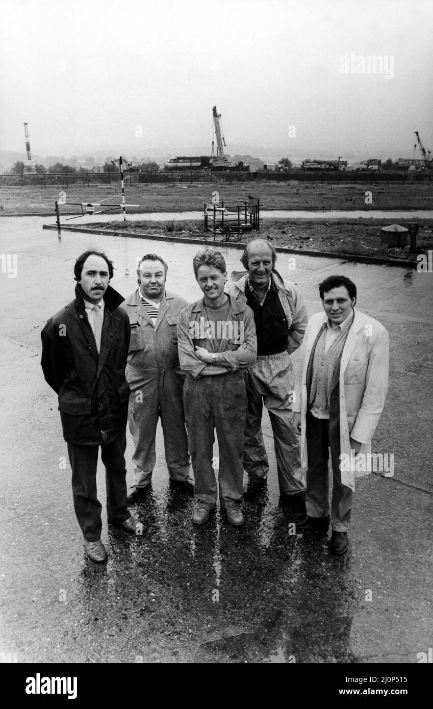 Der InterCity 125 Express von Leeds nach Edinburgh wurde am 1.. August 1984 aus dem Gefängnis geworfen. Sechs der acht Wagen verließen die Schienen bei Birtley und zwei stürzten einen Damm hinunter. Ein Wagen wurde beim Eintauchen umgedreht. Der Unfall befand sich neben dem Chemiewerk Mary Avenue Durham, und die Arbeiter des Werks gehörten zu den ersten, die Passagiere aus den Wagen befreiten. Schnell denkende Retter Arthur Smith, Jim Wilson, Bob Lowery, Anthony Richardson und Brian Cox. Stockfoto