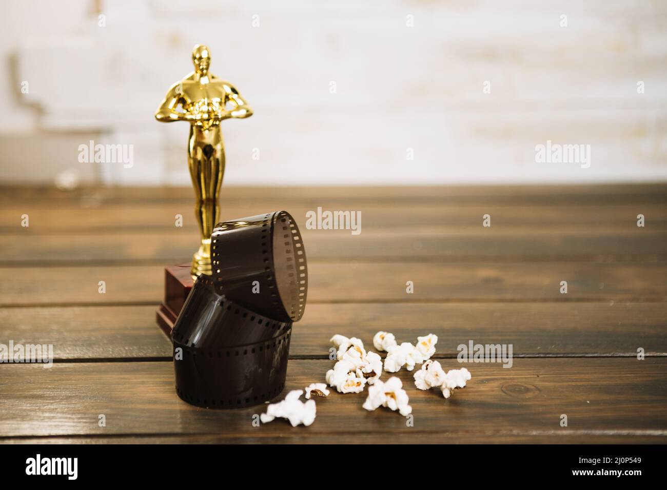 Oscar Statuette Film Popcorn . Hohe Qualität und Auflösung schönes Fotokonzept Stockfoto