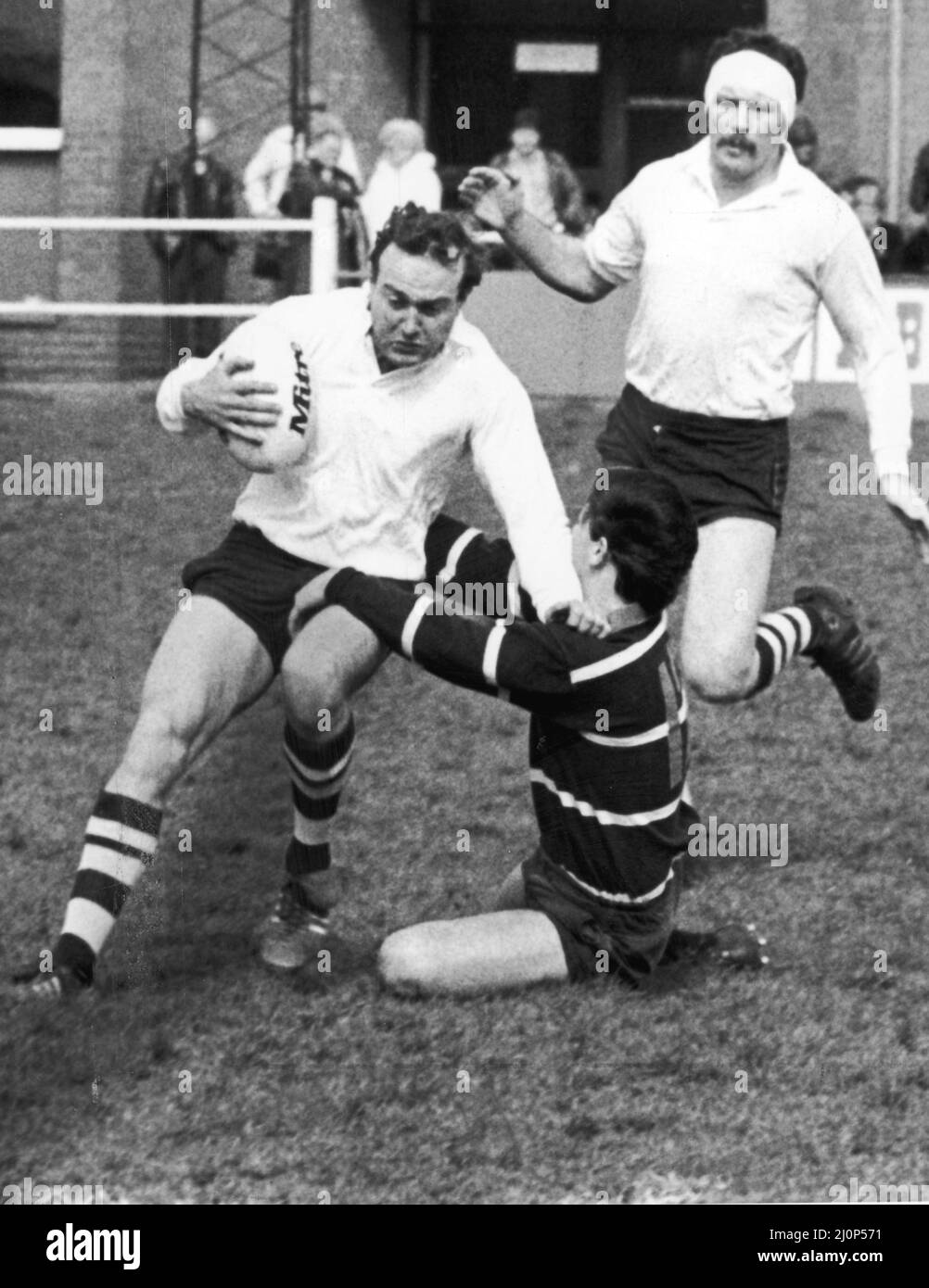 Coventry gegen Pontypridd 9.. April 1983 Simon Maisey wird in einem weiteren Coventry-Bruch von Pontypridd'd Mike Owen angehalten Stockfoto