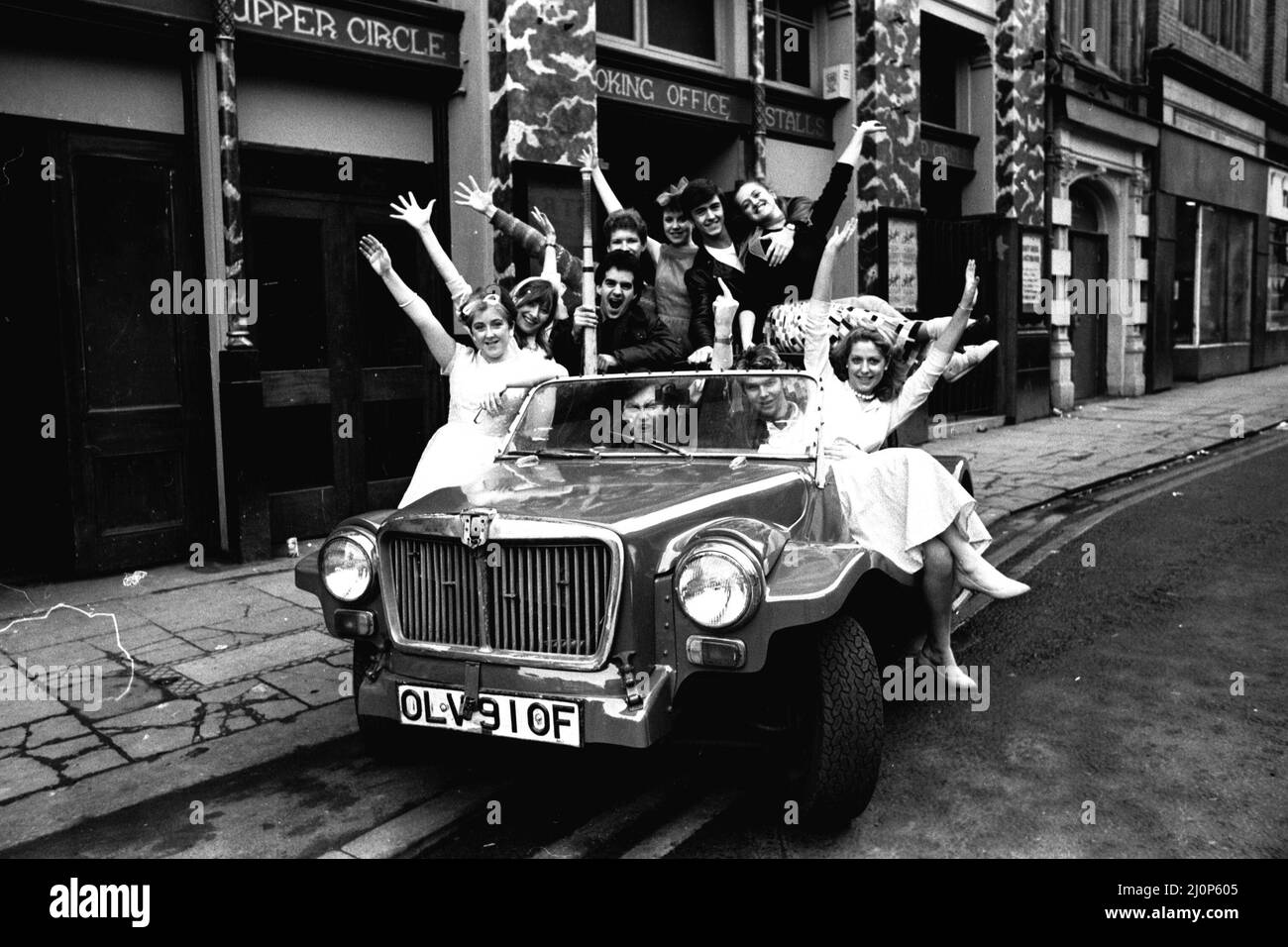 Studenten der Newcastle University rufen am 29.. Februar 1984 vor dem New Tyne Theatre, Westgate Road, Newcastle, ein Foto an, wo sie das Musical Grease inszenieren Stockfoto