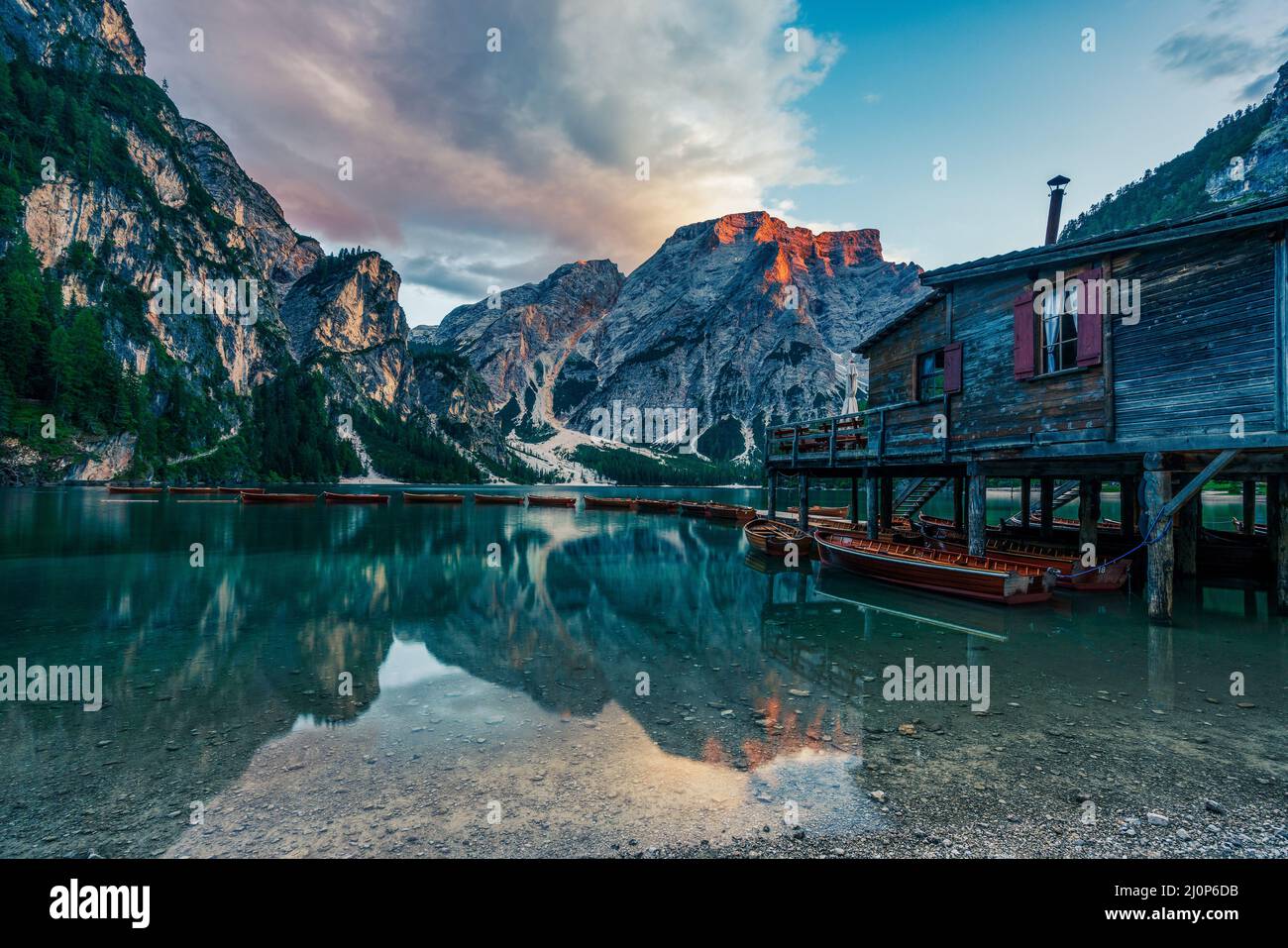Panoramablick auf den Pragser See in den Dolomiten in Italien. Stockfoto