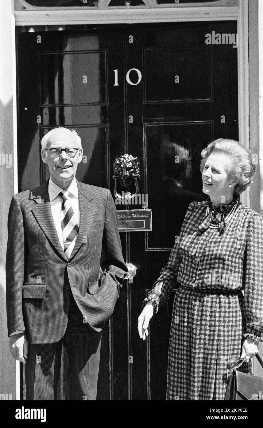 Premierministerin Margaret Thatcher und Ehemann Denis auf den Stufen der Downing Street 10 winken nach ihrem Erdrutschsieg bei den Parlamentswahlen den Scharen von Wohlbewohnern zu. 10.. Juni 1983 Stockfoto