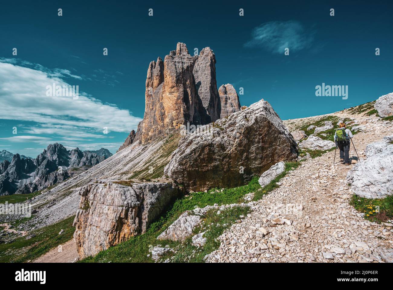Backpacker auf Wanderwegen in den Dolomiten Stockfoto