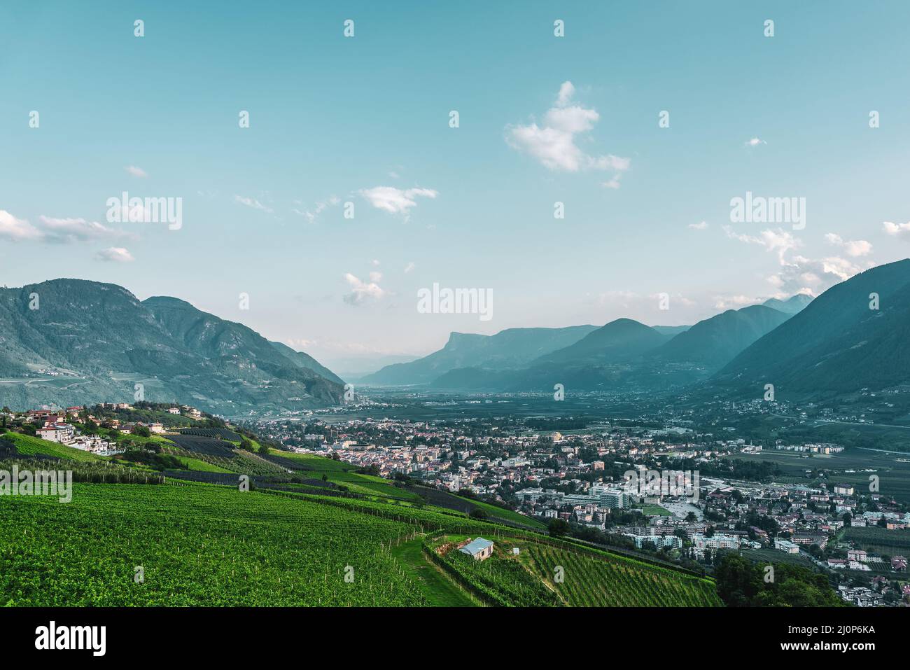 Panoramablick von Tirol auf das Etschtal und Meran Stockfoto
