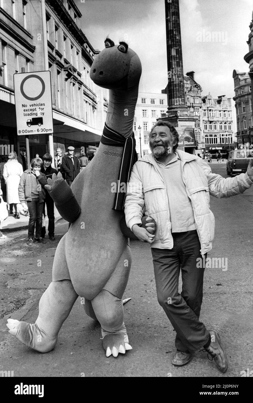 Botaniker David Bellamy mit einem rosa Brontosaurus im Stadtzentrum von Newcastle am 26.. März 1983. David ließ die Leute von seiner neuen Single 'Brontosaurus will Your Wait for Me?' wissen. Die soeben veröffentlicht wurde. Stockfoto