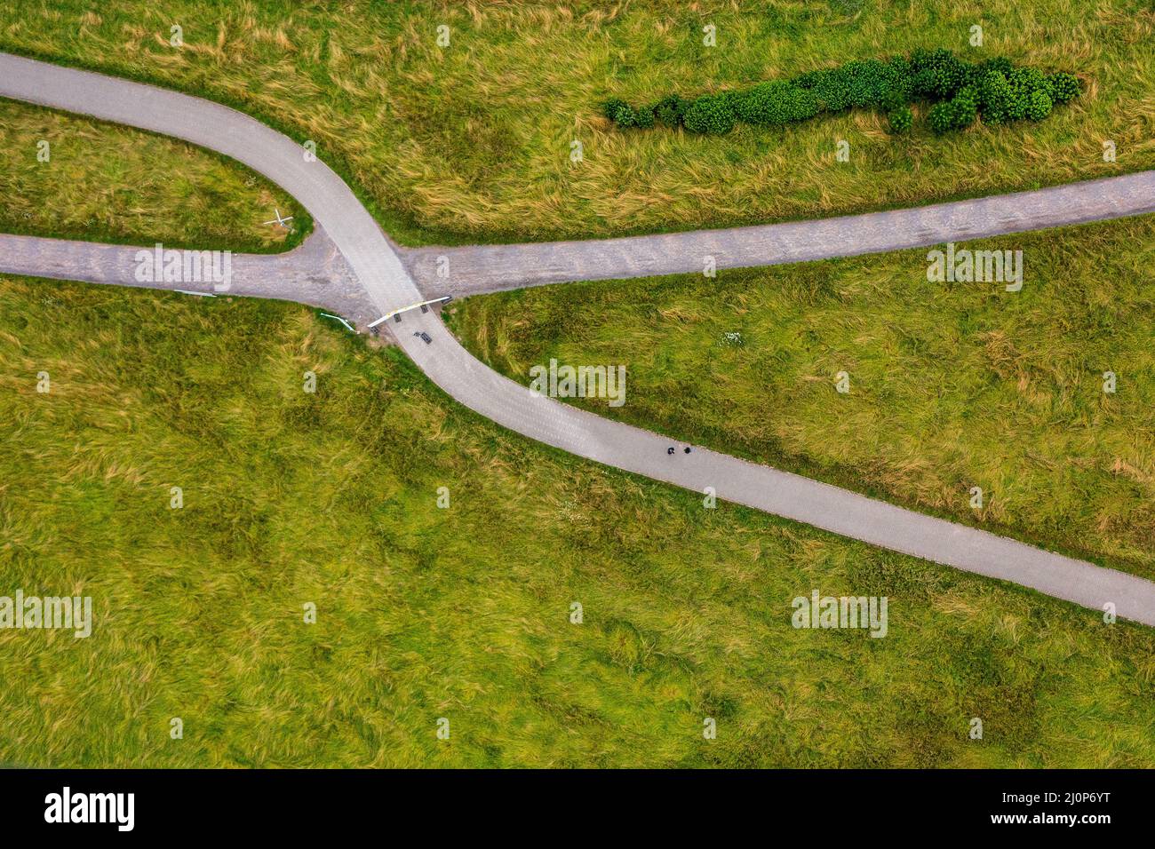 Wanderwege, die mit einer Drohne fotografiert wurden. Drohnenfotografie. Stockfoto