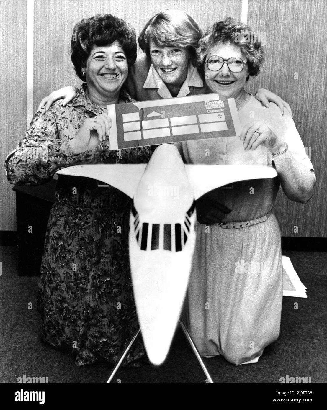 Gewinner des Wettbewerbs Evening Chronicle um einen Flug auf Concorde im August 1984 zu gewinnen. Von links nach rechts sind zu sehen: Miss Sadie Whitney von East Stanley, Michelle, die vom Einschlag geritten ist, und Mrs Doris Riddell von Birtley. 13.. Juli 1984 Stockfoto