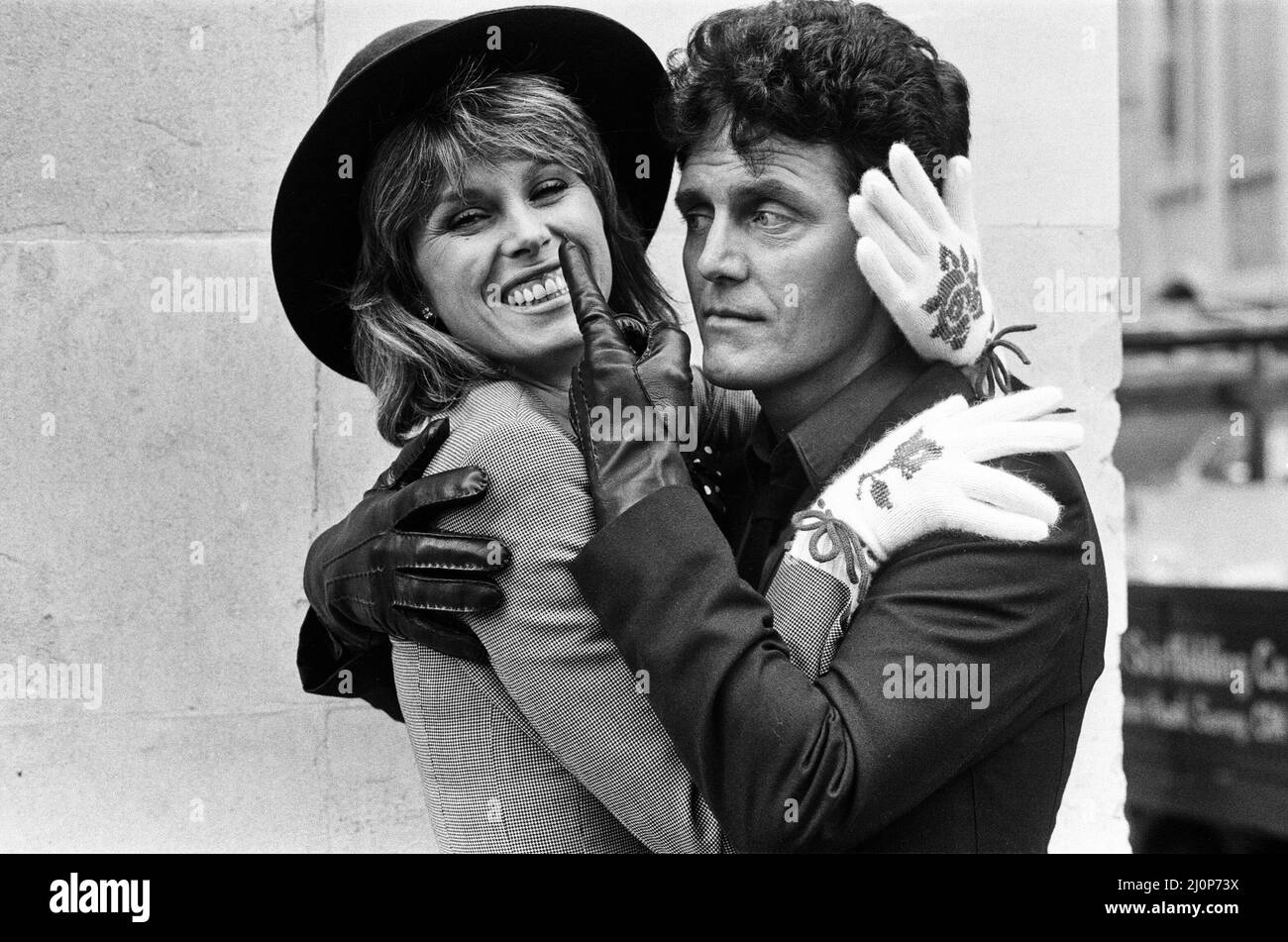Joanna Lumley und Alvin Stardust sind die besten Handschuhträger Großbritanniens. Sie sind bei den Glove Personality of the Year Awards 1983 zu sehen. 25.. Oktober 1983. Stockfoto