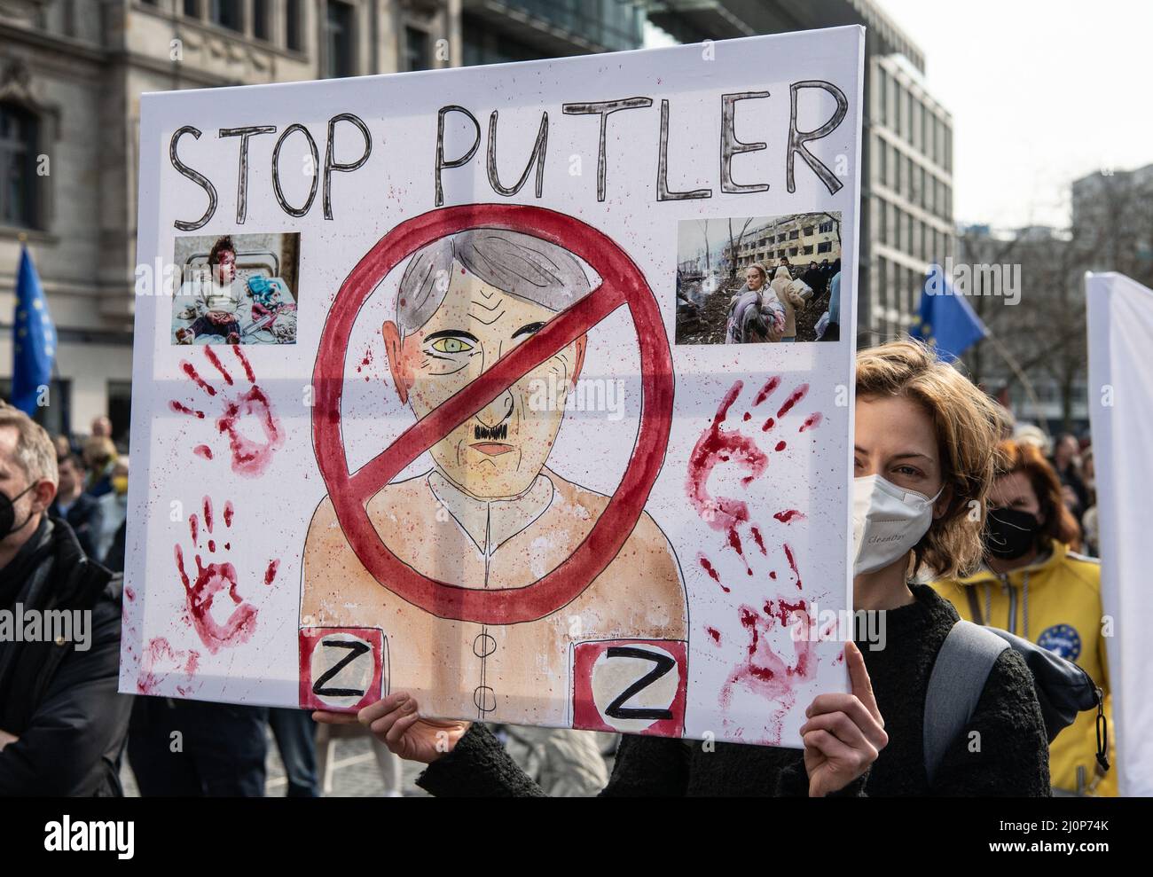 20. März 2022, Hessen, Frankfurt/Main: Teilnehmer einer Kundgebung am Goetheplatz protestieren gegen den Krieg in der Ukraine mit einem Plakat mit der Aufschrift „Stop Putler“. Foto: Boris Roessler/dpa Stockfoto