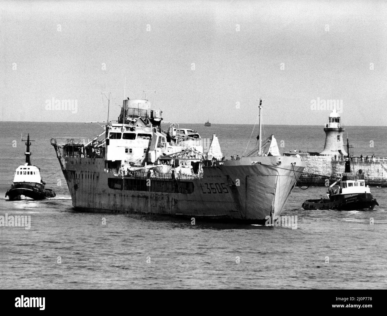 Der RFA Sir Tristram tritt nach einer 8.000 Meilen langen Rettungsaktion nach dem Falklandkonflikt in den Fluss Tyne ein. An Bord waren eine Handvoll Schiffsreparaturarbeiter, die eine ausführliche Untersuchung der Schäden am Schiff am Wallsend Slipway durchführen sollten. 15.. Juni 1983 Stockfoto