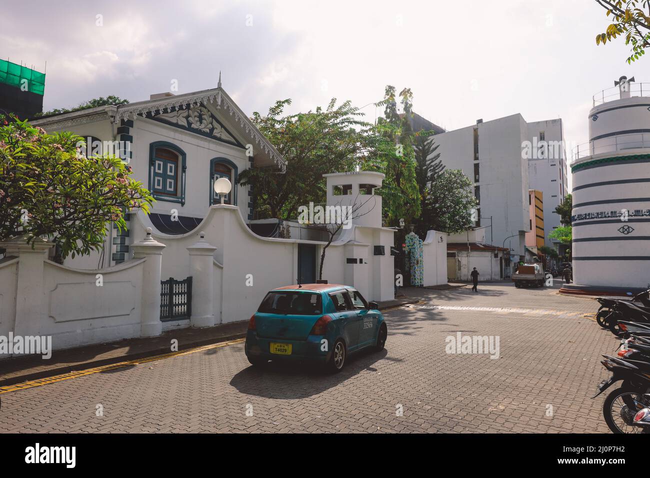 Weiße Tore und Gebäude der Old Friday Moschee oder der Malé Hukuru Miskiy in der Stadt Male, Kaafu Atoll Stockfoto