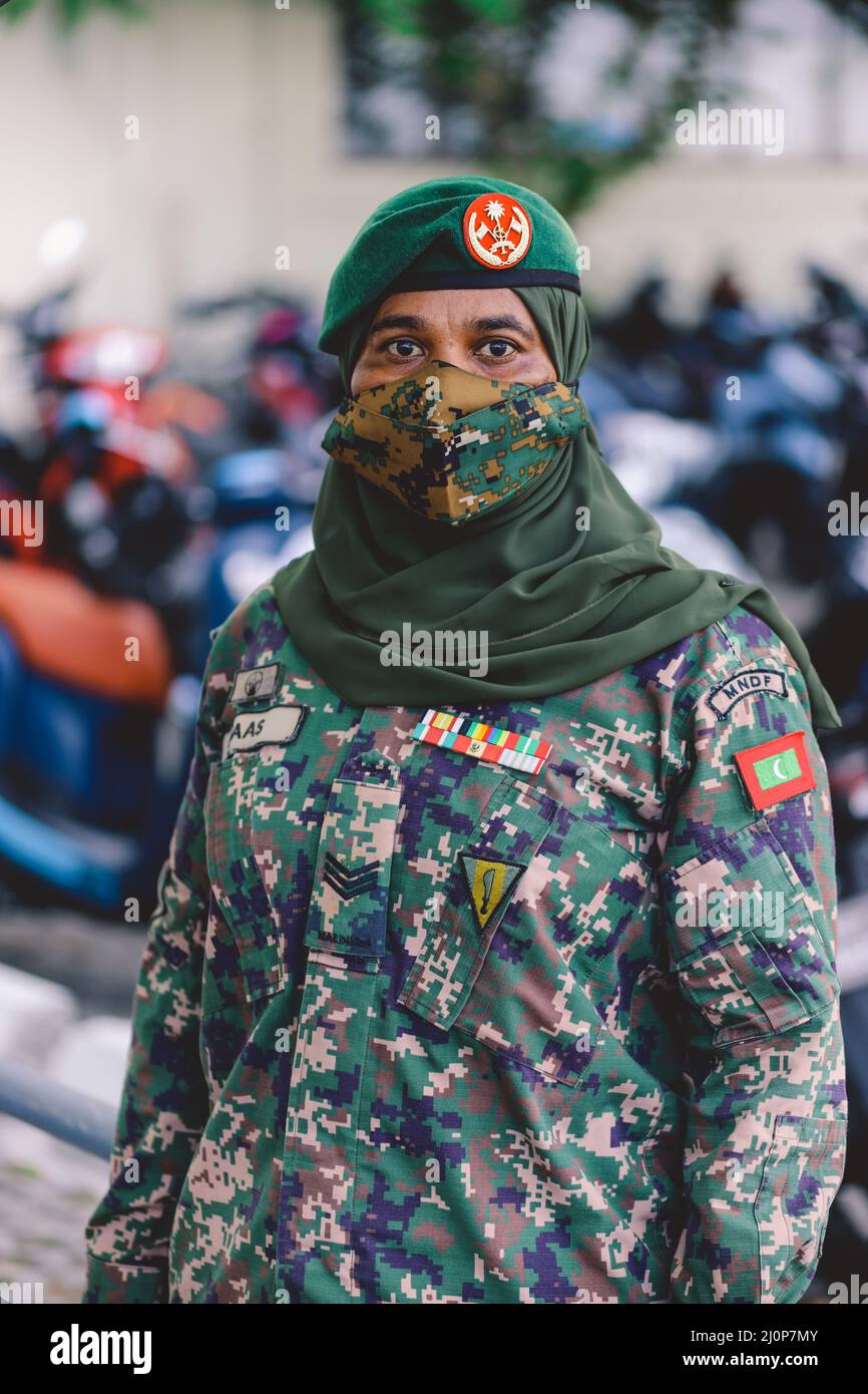 Soldatin in der nationalen maledivischen Militäruniform für Tarnmuster auf Male Island Stockfoto