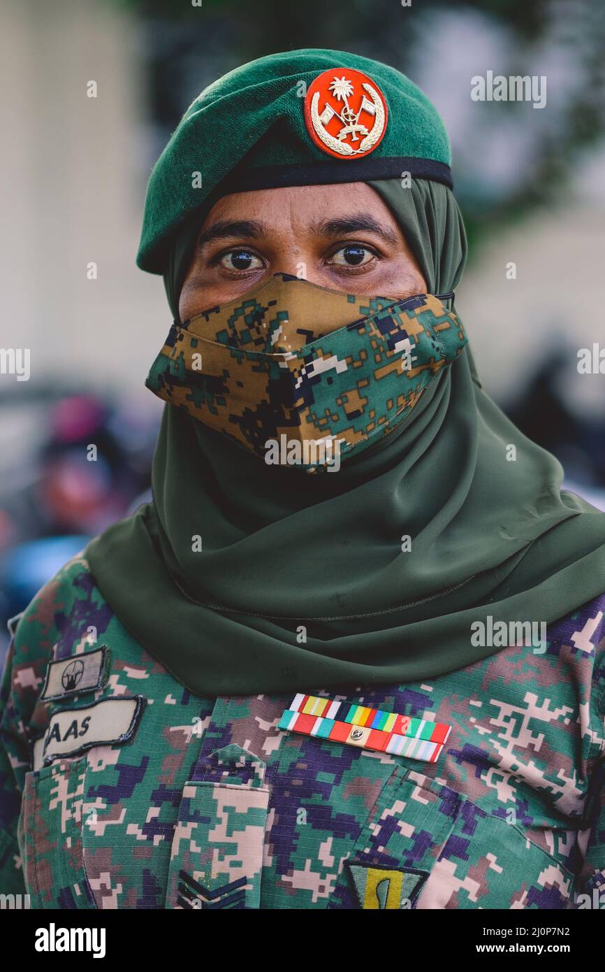 Soldatin in der nationalen maledivischen Militäruniform für Tarnmuster auf Male Island Stockfoto