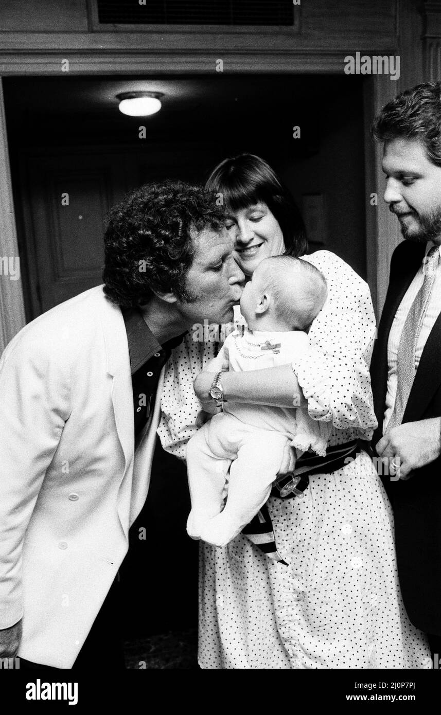 Tom Jones mit seinem elf Monate alten Enkel Alexander, Sohn Mark Woodward und Schwiegertochter Donna in ihrem Londoner Hotel. 3.. September 1983. Stockfoto