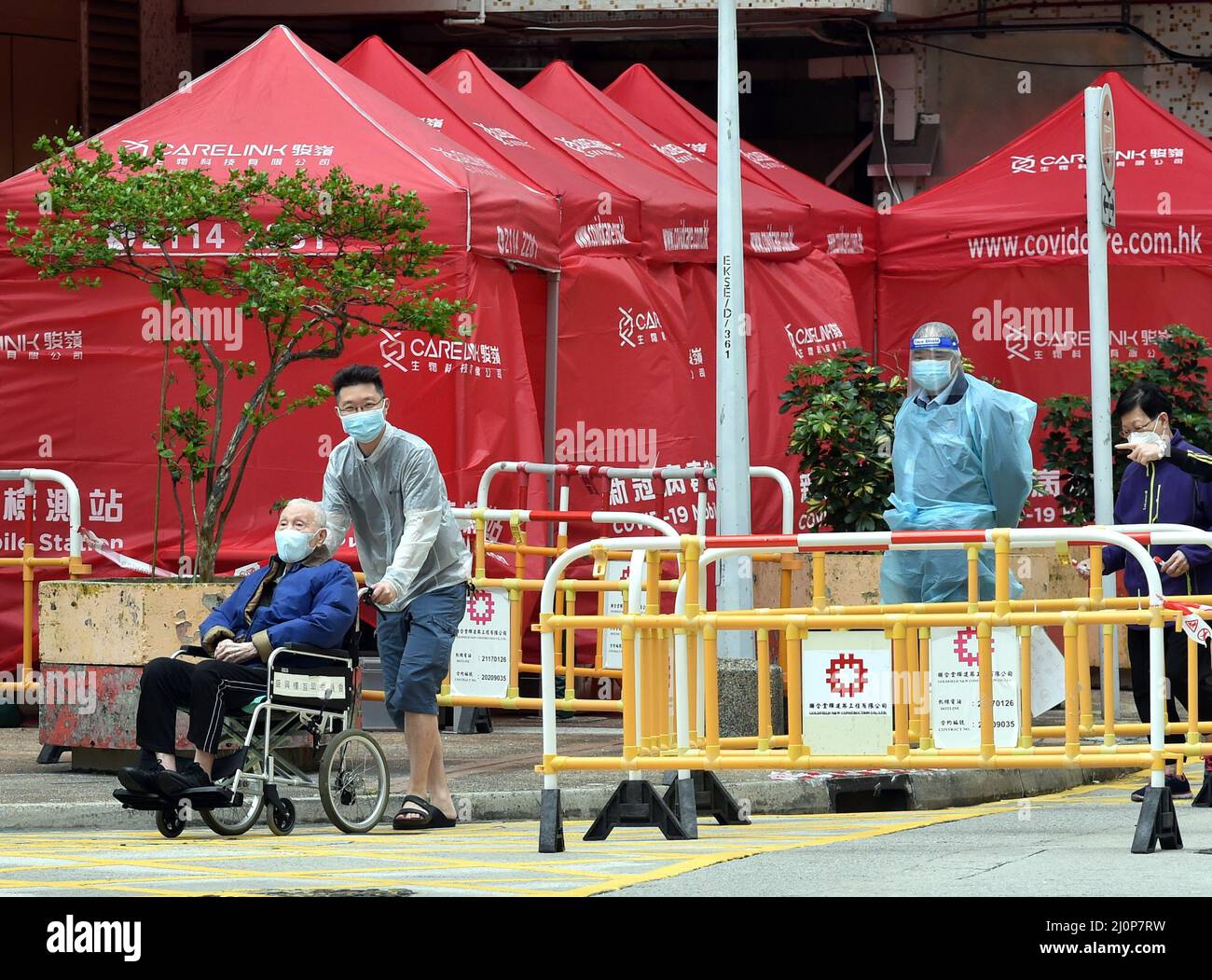 Hongkong, China. 20. März 2022. Bürger betreten eine Nukleinsäureteststelle in Hongkong, Südchina, 20. März 2022. Am Sonntag registrierte Hongkong 5.876 neue COVID-19-Fälle durch Nukleinsäuretests und 8.273 weitere positive Fälle durch selbst berichtete Schnellantigen-Tests, wie offizielle Daten zeigten. Quelle: Lo Ping Fai/Xinhua/Alamy Live News Stockfoto