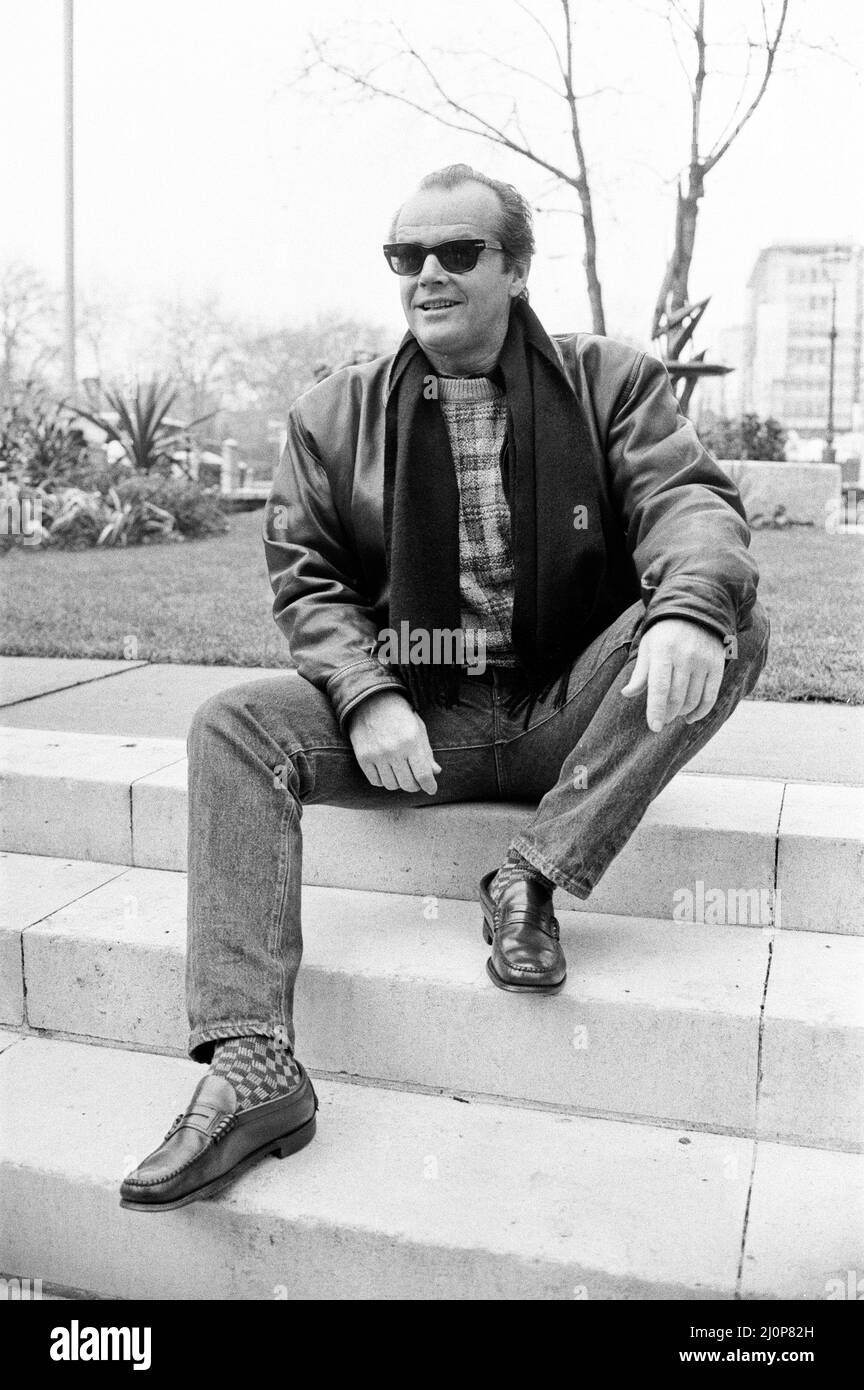 Jack Nicholson, einer der Stars von „Terms of Endearment“, hielt heute eine  Pressekonferenz in London ab. Jack lehnte es ab, seine dunkle Brille für  Fotos abzuziehen. 27.. Februar 1984 Stockfotografie - Alamy