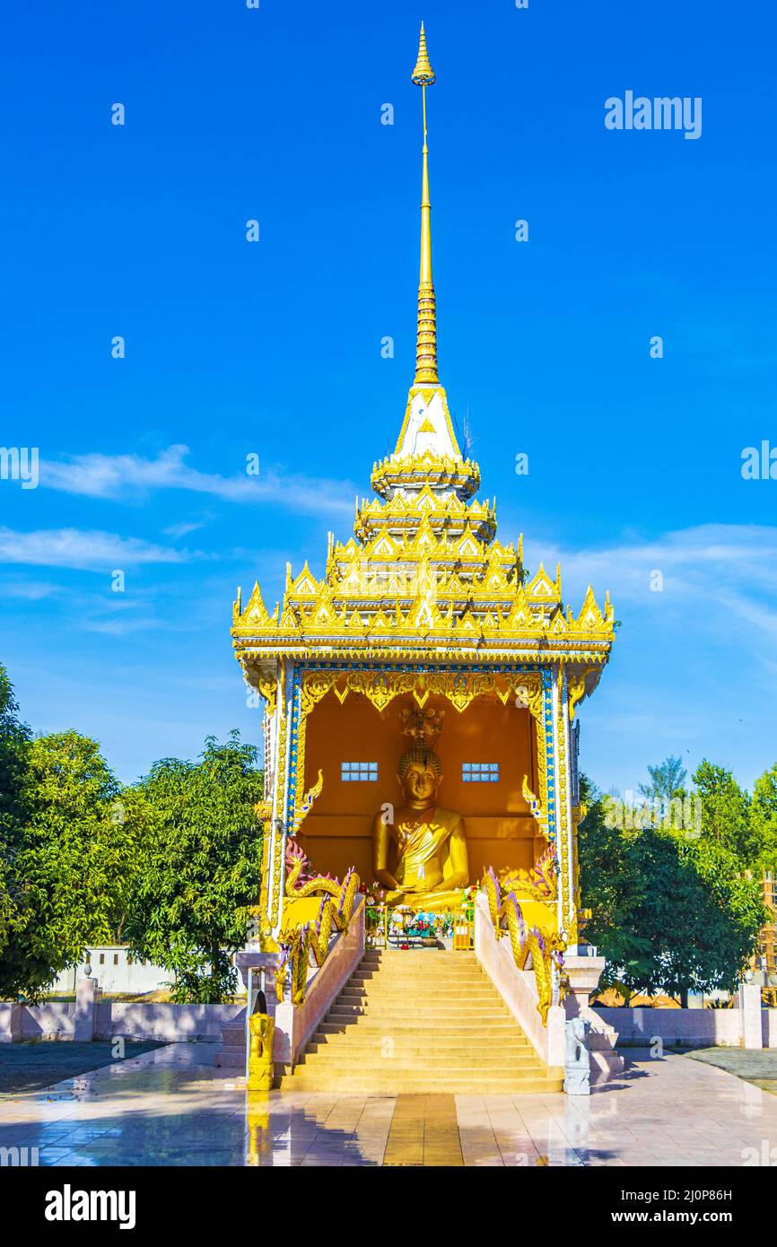 Golden Buddha Wat Phadung Tham Photh Tempel Khao Lak Thailand. Stockfoto