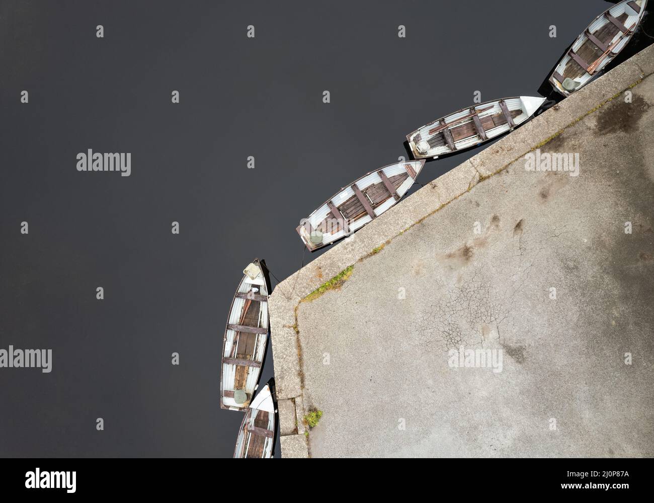 Drohne Luftbild eines Flusses mit Boot auf der Flussseite festgemacht. Keimeens Ireland County Stockfoto