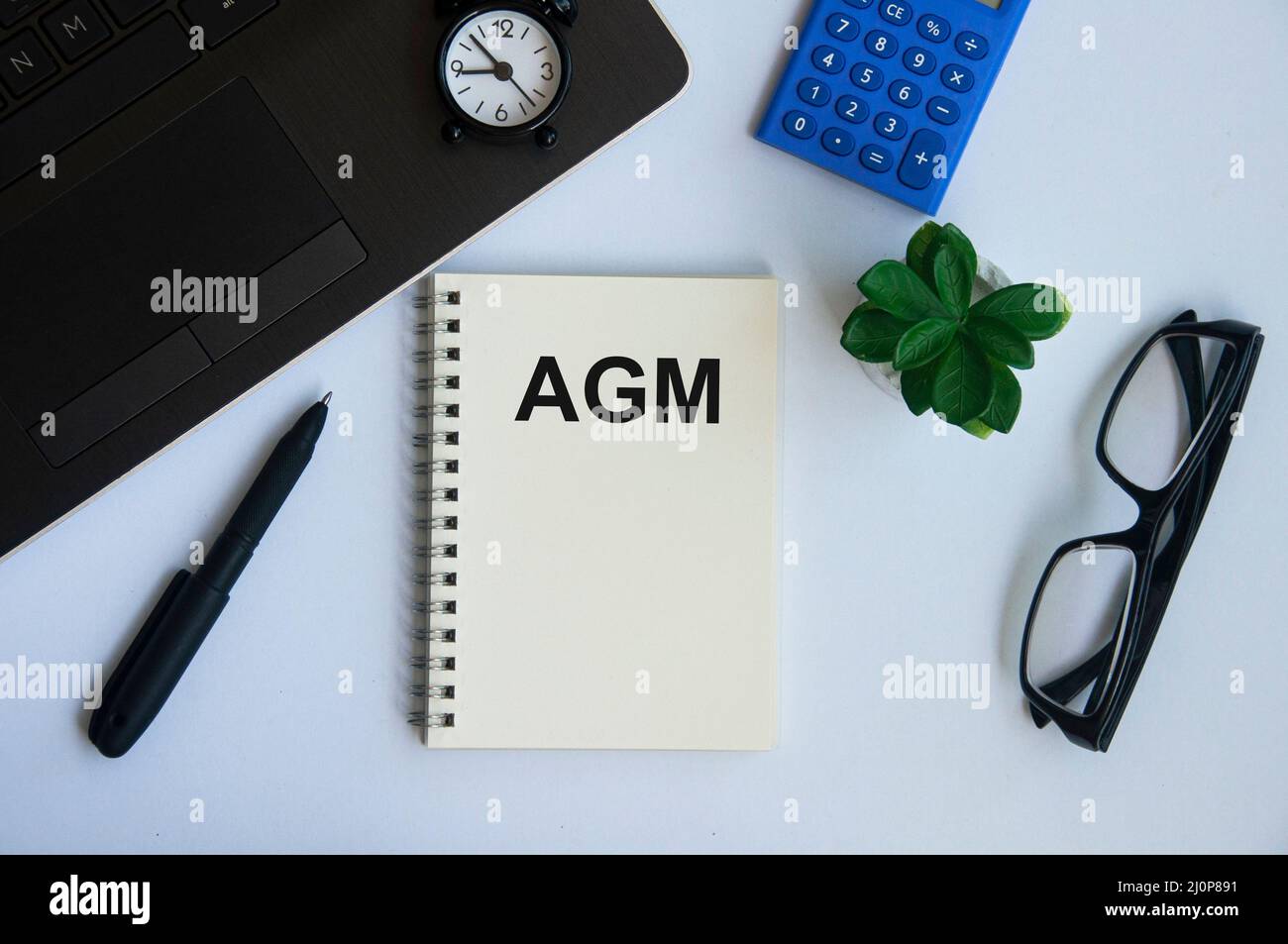 AGM-Text auf Notizblock mit Hintergrund des Bürokonzepts. Geschäfts- und Bürokonzept Stockfoto