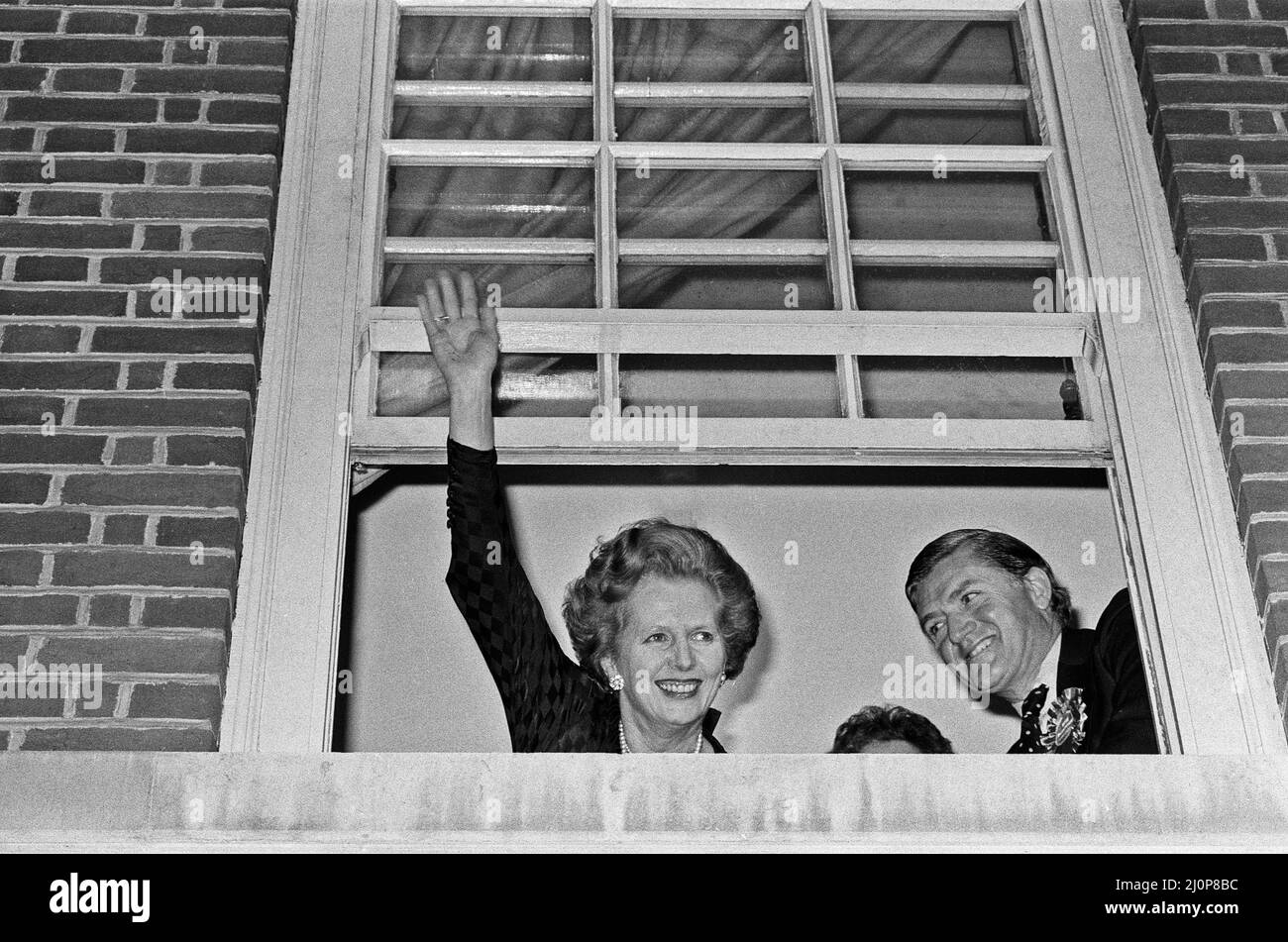 Premierministerin Margaret Thatcher und der Vorsitzende der Konservativen Partei, Cecil Parkinson, feiern im Parteihauptquartier nach dem Sieg bei den Parlamentswahlen. 10.. Juni 1983 Stockfoto