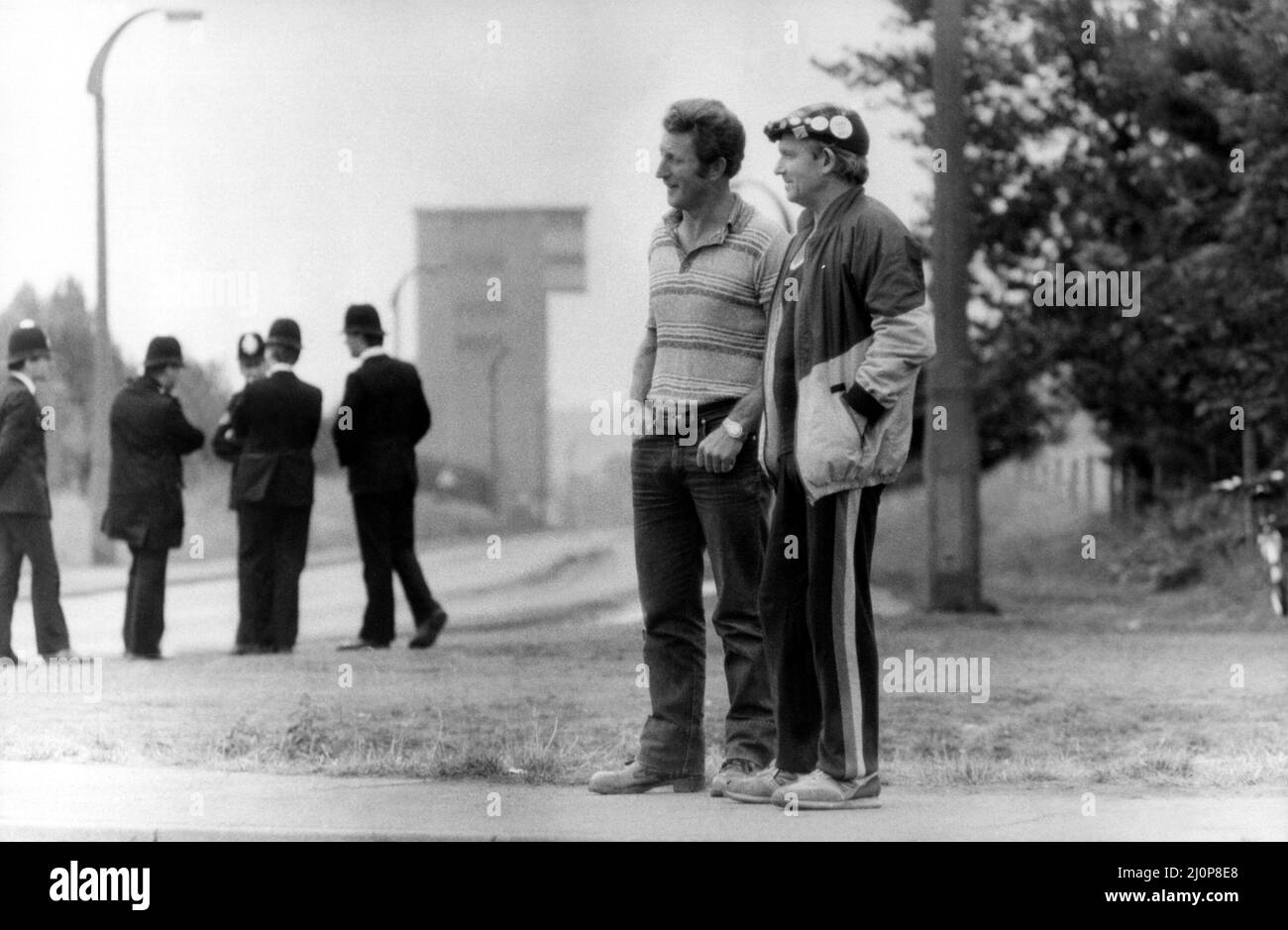 The National Miners Strike 1984 Alan Brown, Vorsitzender des Streikkomitees (links) und Blyth vertreiben Billy Hepple am 20. Juli 1984 Stockfoto