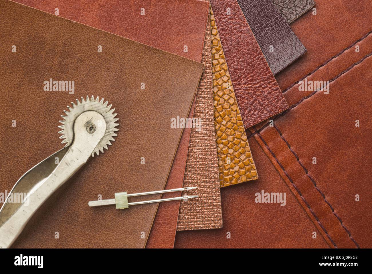 Draufsicht Leder mit Nadel. Hohe Qualität und Auflösung schönes Fotokonzept Stockfoto