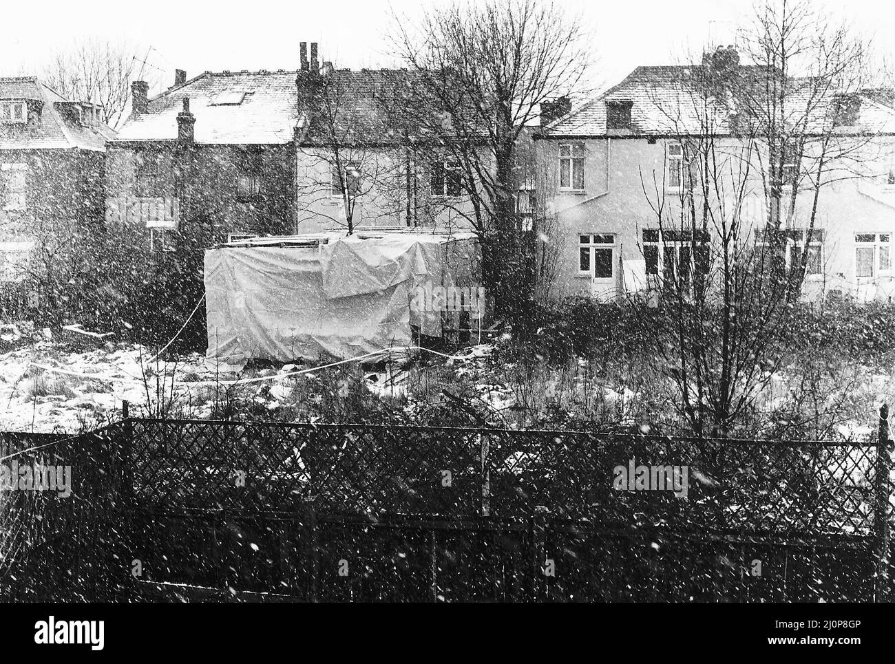 Dennis Nilsen Mord am 1983plastic. Februar deckt im Garten der Melrose Avenue 195 ab, wo der Massenmörder Dennis Nilsen einige seiner Opfer tötete Stockfoto