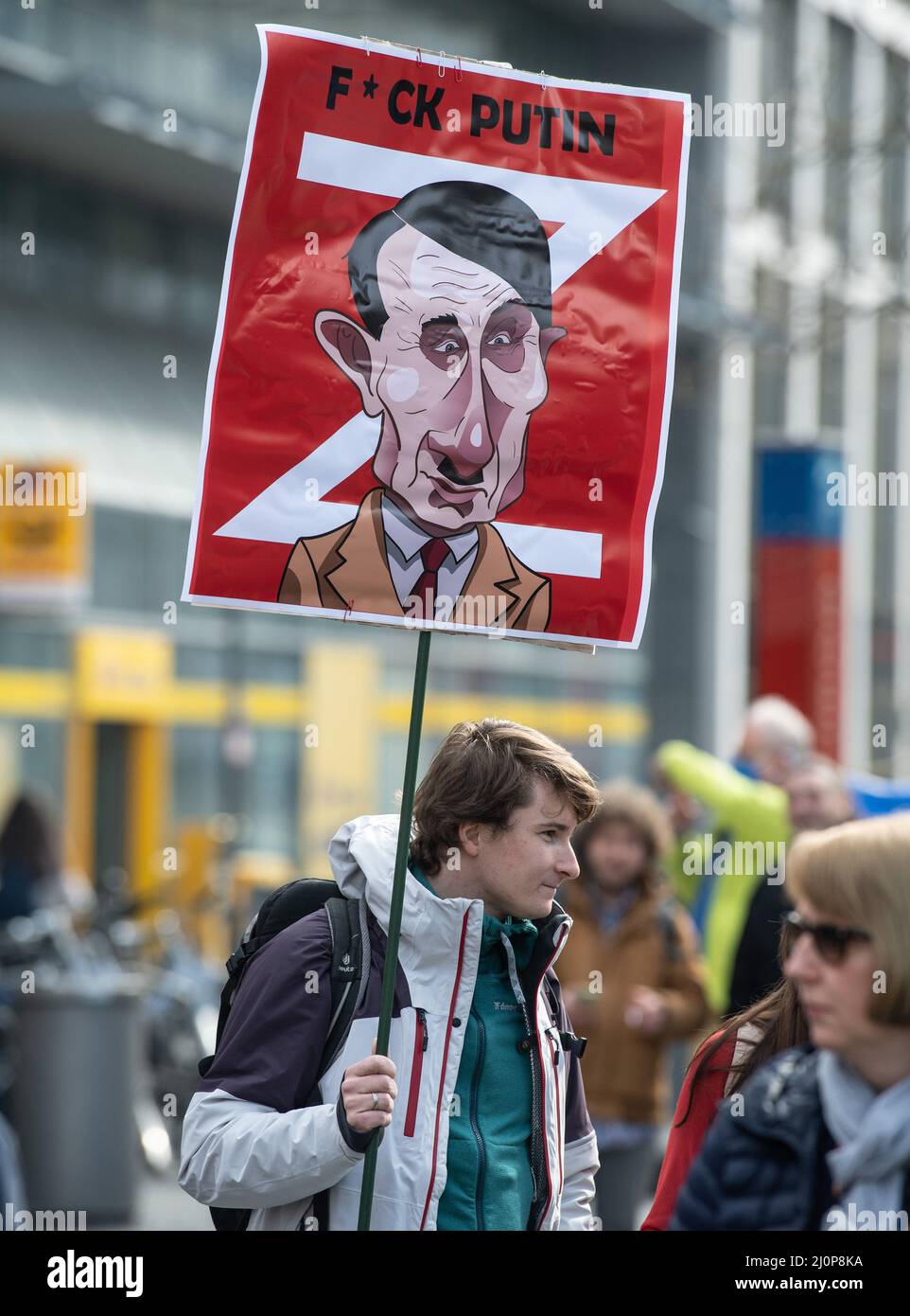 Frankfurt, Deutschland. 20. März 2022. 20. März 2022, Hessen, Frankfurt/Main: Ein Teilnehmer demonstriert auf dem Goetheplatz mit einem Plakat mit der Aufschrift 'F*ck Putin' gegen den Krieg in der Ukraine. Foto: Boris Roessler/dpa Quelle: dpa picture Alliance/Alamy Live News Stockfoto