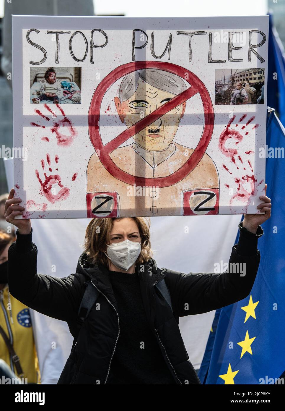 Frankfurt, Deutschland. 20. März 2022. 20. März 2022, Hessen, Frankfurt/Main: Ein Teilnehmer demonstriert auf dem Goetheplatz mit einem Plakat mit der Aufschrift „Stop Putler“ gegen den Krieg in der Ukraine. Foto: Boris Roessler/dpa Quelle: dpa picture Alliance/Alamy Live News Stockfoto