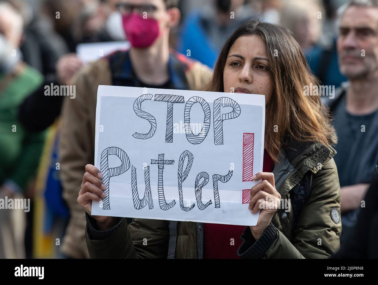 Frankfurt, Deutschland. 20. März 2022. 20. März 2022, Hessen, Frankfurt/Main: Eine Frau hält während einer Demonstration auf dem Goetheplatz gegen den Krieg in der Ukraine ein Plakat mit der Aufschrift „Stop Putler“. Foto: Boris Roessler/dpa Quelle: dpa picture Alliance/Alamy Live News Stockfoto