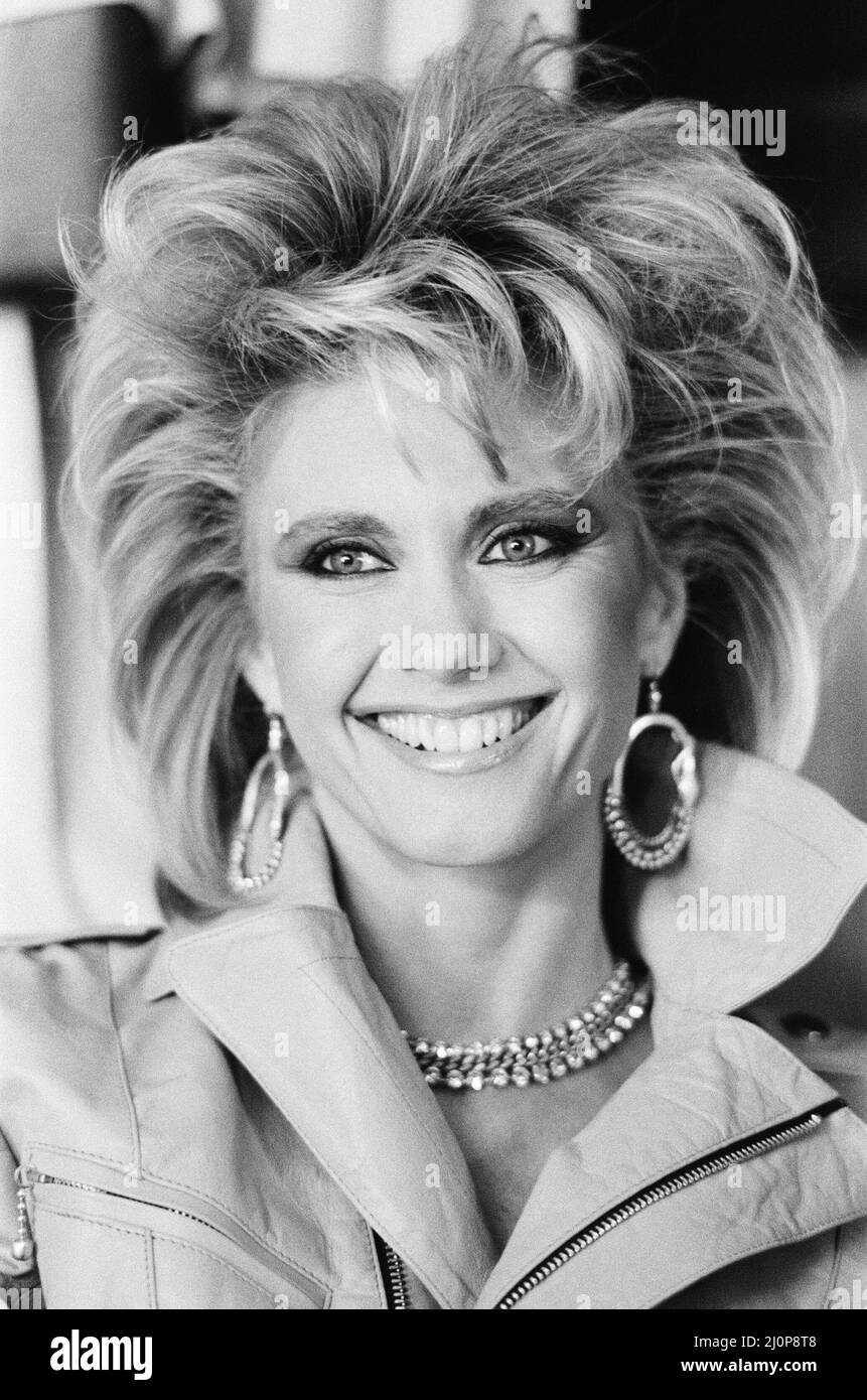 Olivia Newton John, Sängerin und Schauspielerin, aufgenommen während eines Videodreh in den Pinewood Studios in Buckinghamshire, England. Bild aufgenommen am 28.. Oktober 1983 Stockfoto