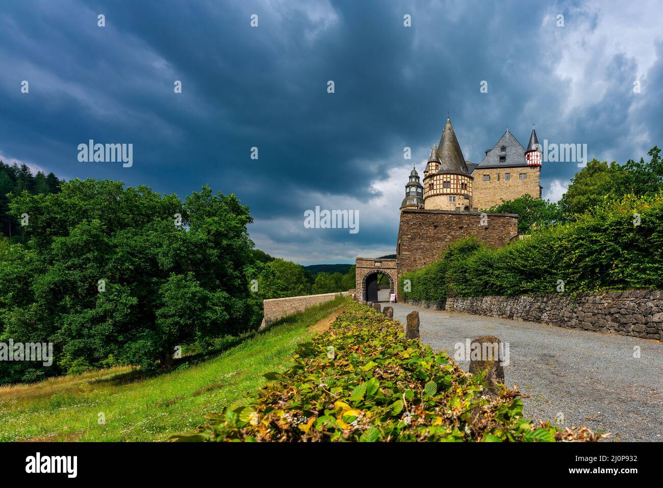 Gewitterwolken über der Burg BÃ¼rresheim Stockfoto