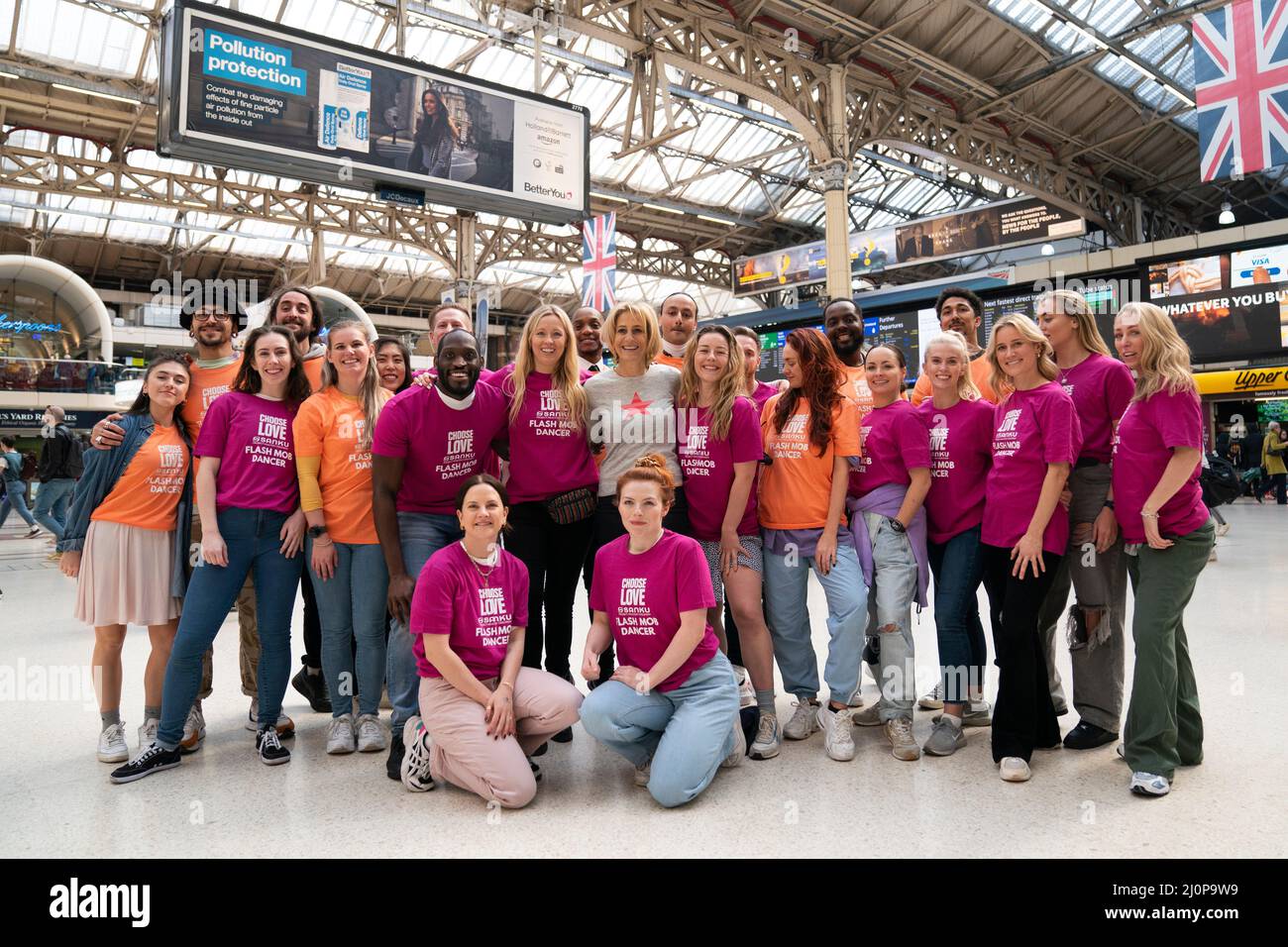 Emily Maitlis posiert für ein Foto mit Tänzern, nachdem sie an einem Flash Mob teilgenommen hat, der von Club Mob in der Victoria Station in London organisiert wurde, um den zweiten Jahrestag der Covid-19-Sperre zu begehen. Bilddatum: Sonntag, 20. März 2022. Stockfoto