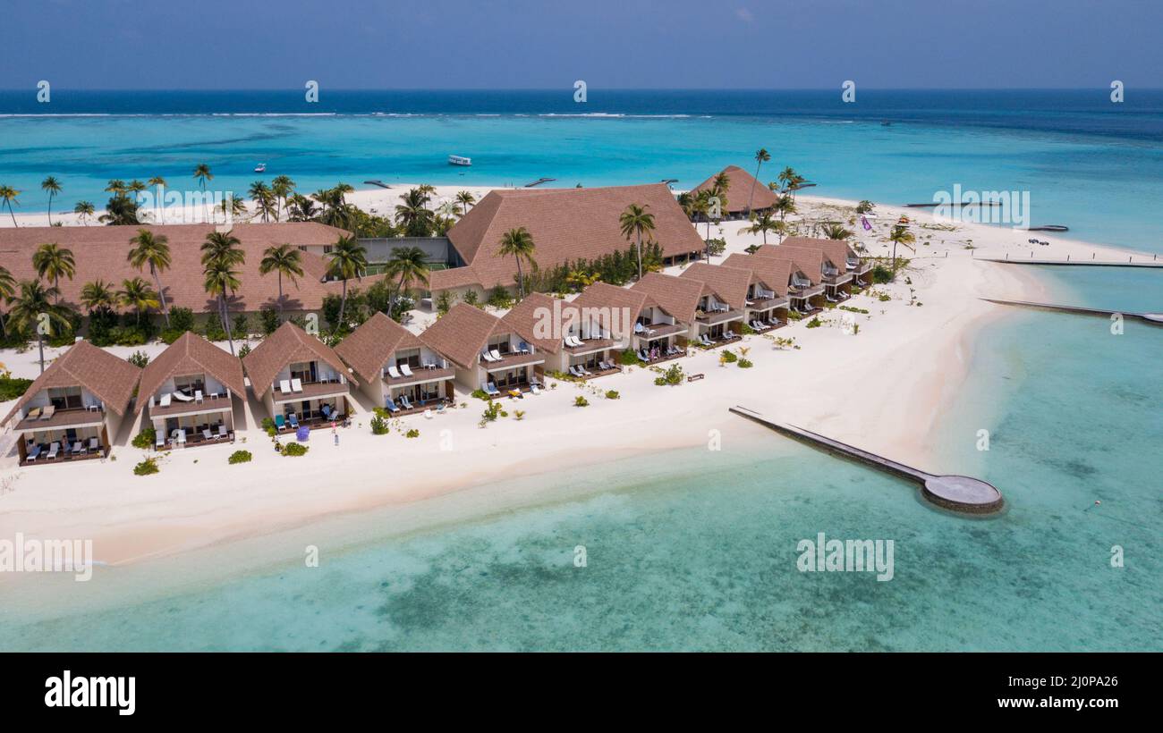 Luftaufnahme zu den Luxusvillen im Wasser unter klarem blauem Wasser im Herzen des Indischen Ozeans, Malediven Stockfoto