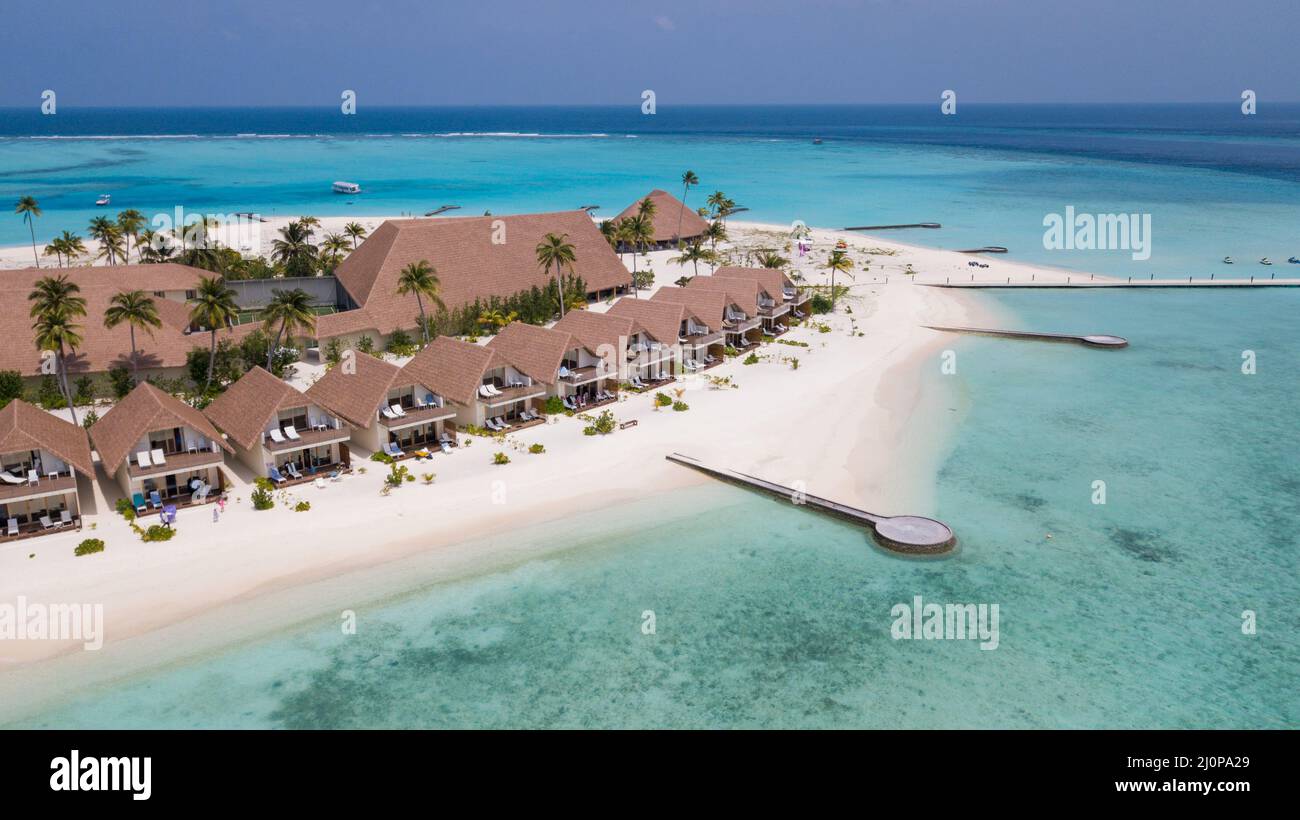 Luftaufnahme zu den Luxusvillen im Wasser unter klarem blauem Wasser im Herzen des Indischen Ozeans, Malediven Stockfoto
