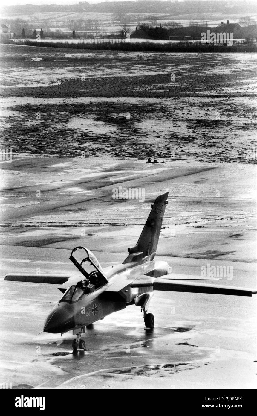 Ein zweimotoriger Mehrzweckkampfflugzeug mit variablem Schwenkflügel, Panavia Tornado, das von der deutschen Luftwaffe betrieben wird. Circa: 1984 Stockfoto