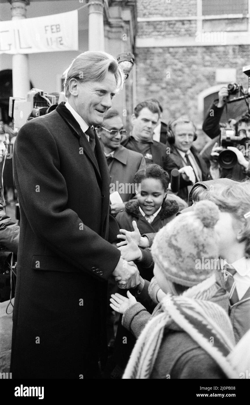 Michael Heseltine, Staatssekretär für Verteidigung, während seines Spaziergangs in Lewisham, wo er an einer Friedensvigil in der St. Mary's Church teilnahm. 11.. Februar 1983. Stockfoto