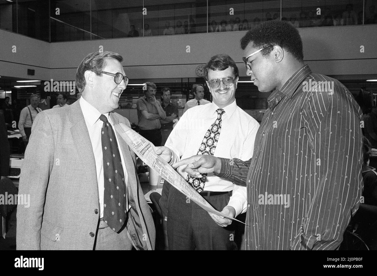 Der amerikanische Ex-Weltmeister Muhammad Ali, der Boxer im Schwergewicht, wurde während seines Besuchs in Birmingham im Gebäude der Post and Mail-Zeitungen abgebildet. 12.. August 1983. Stockfoto