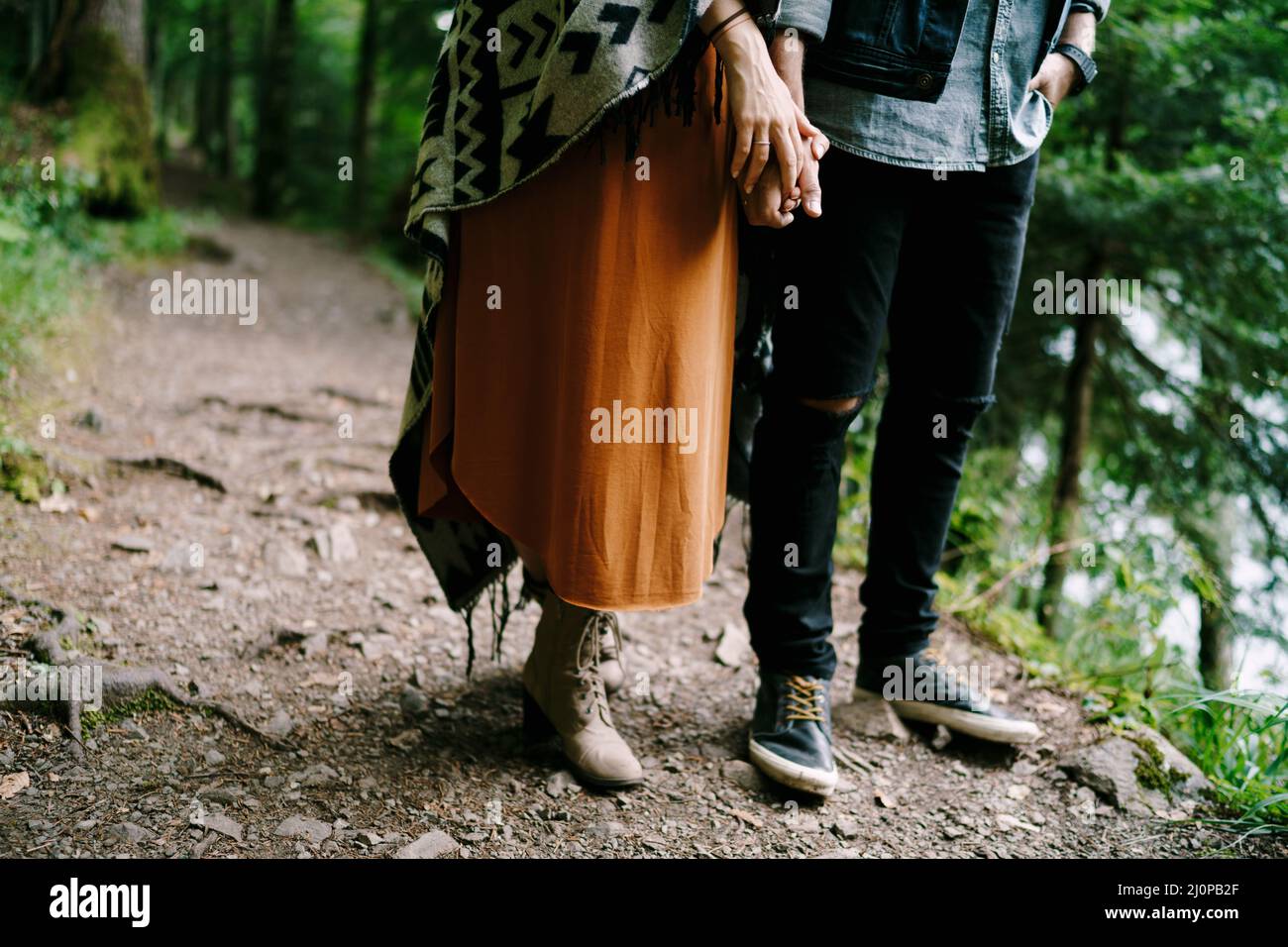 Mann und Frau stehen auf einem Pfad im Wald. Nahaufnahme Stockfoto