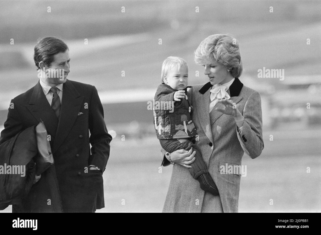 Ihre Königliche Hoheit Prinzessin Diana, die Prinzessin von Wales, hält ihren Sohn Prinz William fest, bevor sie am Flughafen Aberdeen, Schottland, in das königliche Flugzeug steigen. Bild 2 von 4 in dieser Sequenz von 4 Bildern bittet Prinzessin Diana Prinz William zu winken. Er versteht es nicht, also winkt er nicht. Und so winkt Prinzessin Diana, und bald winkt Prinz William mit ihr. Kopiert seine Mutter. Dies ist möglicherweise eine frühe, sogar erste, königliche Welle von einem damals 16. Monate alten Prinz William. Bild aufgenommen am 24.. Oktober 1983 Stockfoto