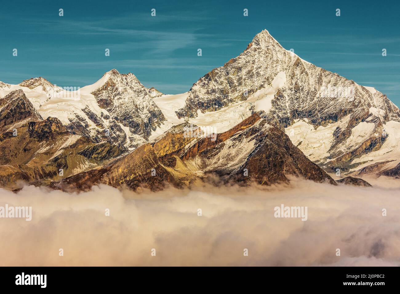 Blick auf Dent Blanche über den Wolken Stockfoto