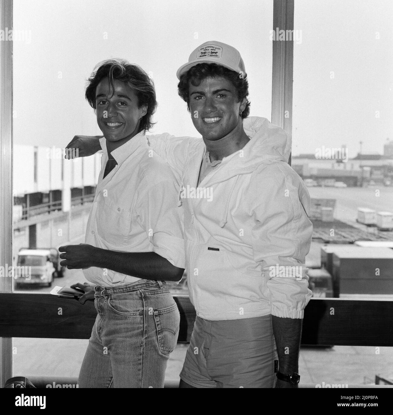 Andrew Ridgely und George Michael von der Popgruppe Wham!, die von Miami aus am Flughafen London Heathrow ankommen, wo sie ein Video gedreht haben. 1. Mai 1984. Stockfoto