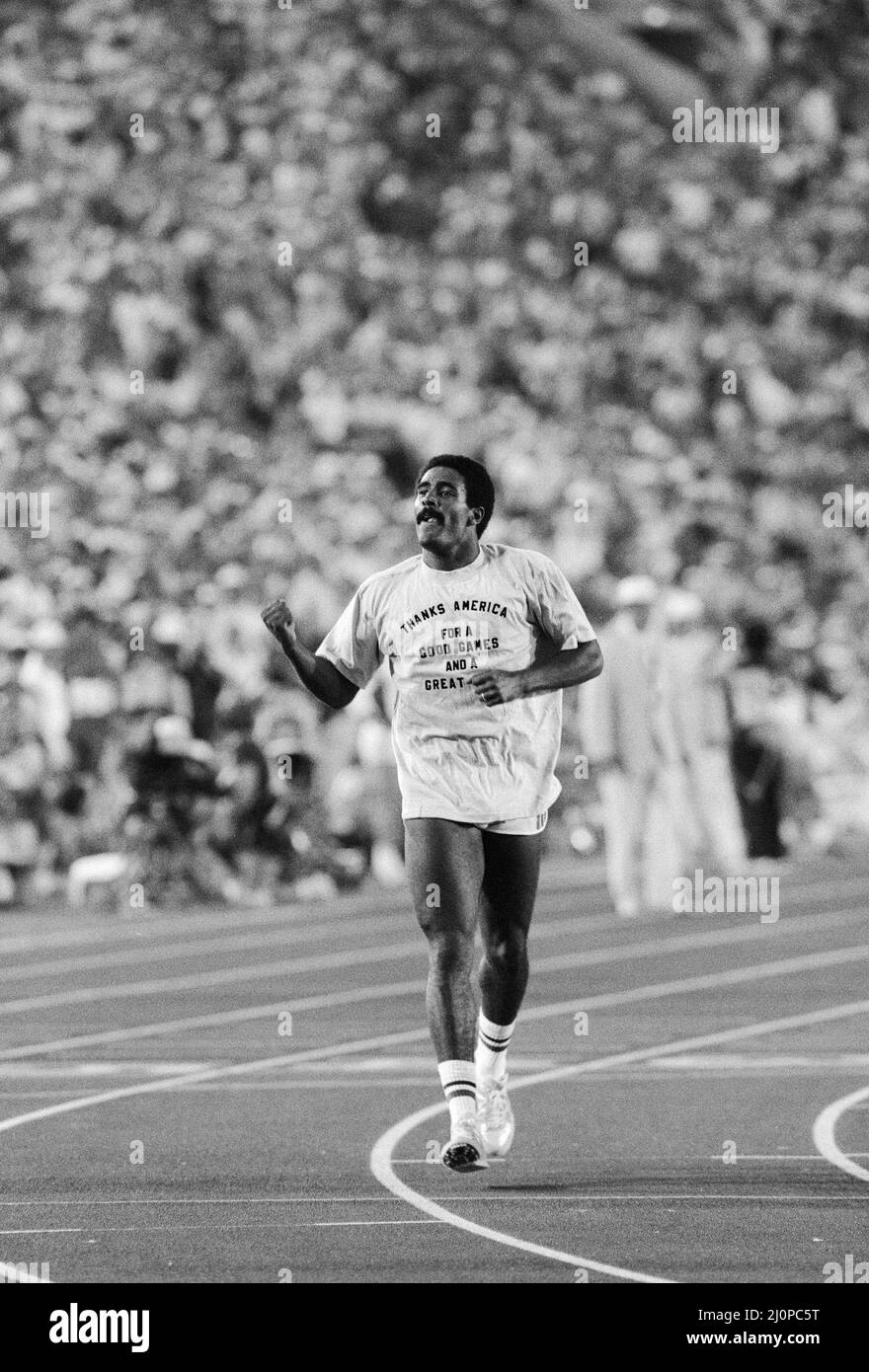 1984 Olympische Spiele in Los Angeles, USA. Zehnkampf. Der britische Daley Thompson auf einer Ehrenrunde im Stadion nach seinem Goldmedaillensieg im Decathlon. Die Nachricht auf seinem Hemd lautet: Danke Amerika für gute Spiele und eine tolle Zeit. 9.. August 1984. Stockfoto