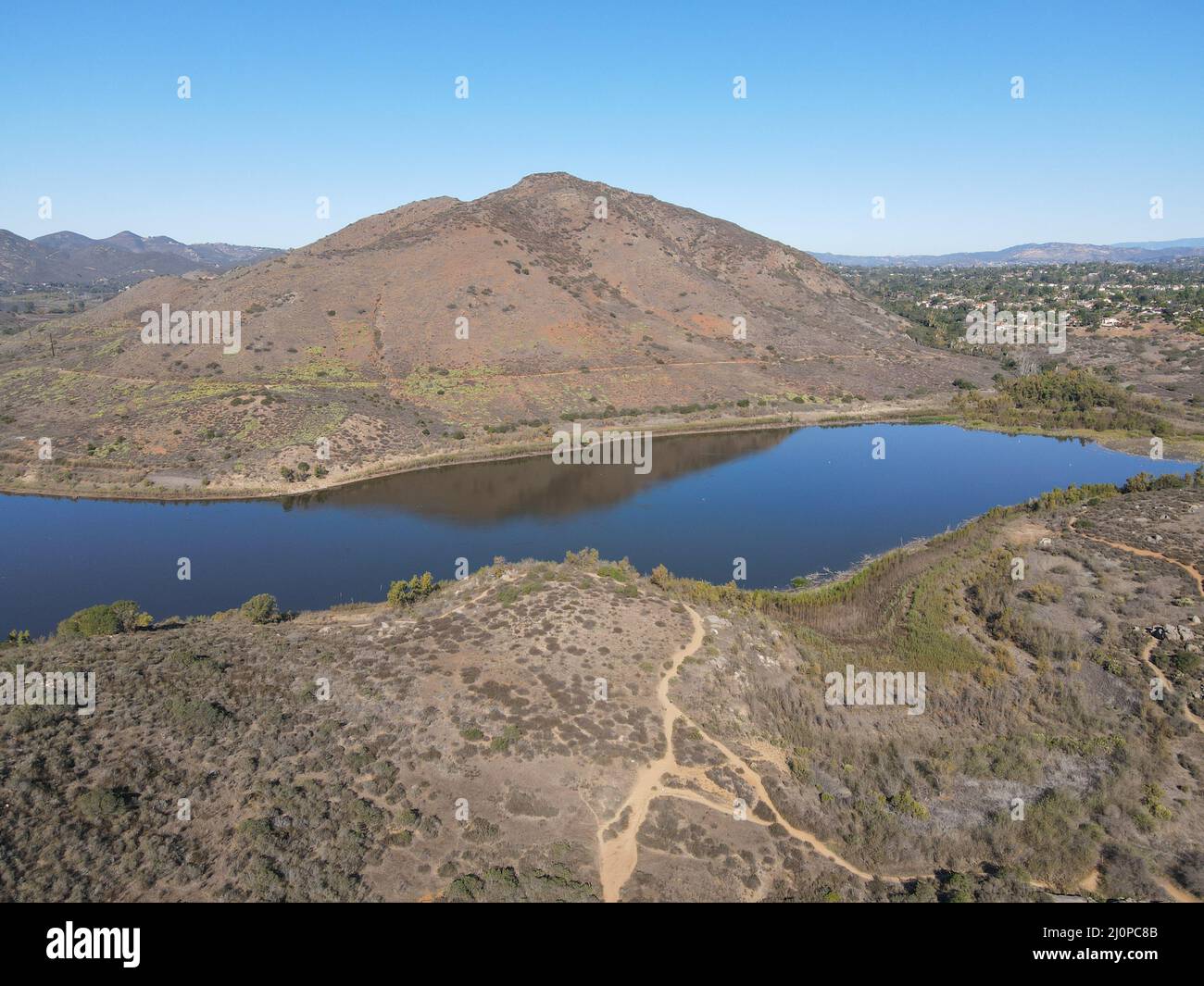 Luftaufnahme von Lake Hodges und Bernardo Mountain, San Diego, USA Stockfoto