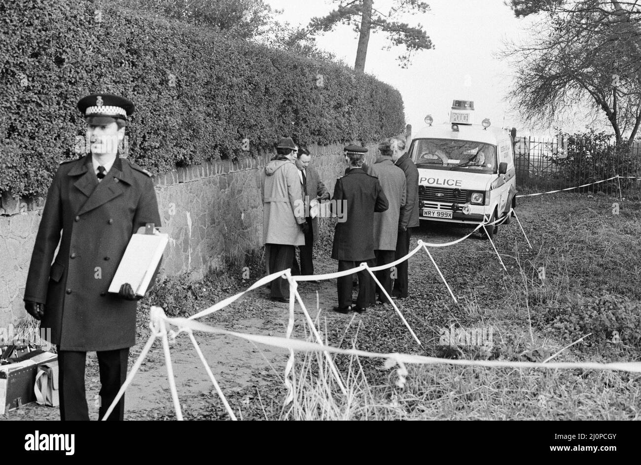Tatort polizeiliche Ermittlungen und Interviews im Gehwegbereich, der lokal als Black Pad in Narborough, Leicestershire, bekannt ist, wo das 15-jährige Schulmädchen Lynda Mann vergewaltigt und erwürgt aufgefunden wurde, aufgenommen am Mittwoch, den 23.. November 1983. Colin Pitchfork wurde zu lebenslanger Haft (1988) verurteilt, nachdem er die separaten Morde an Lynda Mann im Alter von 15 (1983) und Dawn Ashworth im Alter von 15 (1986) zugegeben hatte. Er war der erste, der aufgrund von DNA-Fingerabdrücken wegen Mordes verurteilt wurde und der erste, der infolge eines DNA-Massenscreenings gefangen wurde. Stockfoto